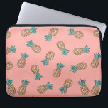Capa Para Notebook teste padrão tropical do abacaxi do ouro do falso<br><div class="desc">O verão e o design na moda que representam o falso ouro e o teste padrão do abacaxi de turquesa em um pêssego picam o fundo.</div>