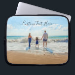 Capa Para Notebook Texto Personalizado da Bolsa de laptop de Fotograf<br><div class="desc">Bolsas de laptop personalizadas de fotos e texto - Design único - Família personalizada/amigos ou presente de Bolsa de laptop pessoal - Adicione seu texto e foto - Redimensionar e mover elementos com a ferramenta Personalização! Escolha fonte / tamanho / cor! Boa Sorte - Seja Feliz :)</div>