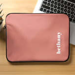 Capa Para Notebook Tipografia Chunky Personalizada Terracotta<br><div class="desc">Personalize esta bolsa de laptop adicionando seu nome ou iniciais em uma tipografia branca e crocante em um fundo de terracota. Este design personalizado também faz um presente de excelente.</div>