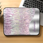 Capa Para Notebook Tiras de Tigre de Diamante Rosa Personalizadas<br><div class="desc">Esse design de chic apresenta uma imagem digital composta por chips de diamante brilhantemente iridescentes dispostos em um padrão imitando faixas de tigre em tons rosados e roxos brilhantes. Uma imagem de folha prateada à direita, na forma de uma onda limitada com brilho de falso prateado, fornece o fundo para...</div>