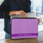 Capa Para Notebook Tiras Roxas Modernas<br><div class="desc">Adicione um toque elegante e na moda ao seu técnico com esta Bolsa de laptop Moderna de distribuição roxa. Com uma design contemporânea de riscas roxas ousadas e sutis, essa manga exude elegância e sofisticação, fazer-a como acessório perfeito para o trabalho, a escola ou a viagem. Produzido a partir de...</div>