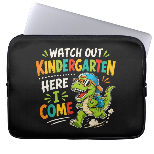 Capa Para Notebook Tome Cuidado Jardim de Infância Aqui Vou Eu Dino (Frente)