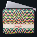 Capa Para Notebook Tons Coloridos Monograma do Padrão do Chevron Retr<br><div class="desc">Padrão sem costura retrorreflector colorido com monograma personalizável e opcional. Disponível em outros produtos.</div>