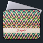 Capa Para Notebook Tons Coloridos Monograma do Padrão do Chevron Retr<br><div class="desc">Padrão sem costura retrorreflector colorido com monograma personalizável e opcional. Disponível em outros produtos.</div>