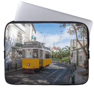 Capa Para Notebook Trama amarela na rua em Lisboa, Portugal