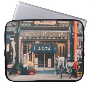 CAPA PARA NOTEBOOK TRÊS BICICLETAS ESTACIONADAS NA FRENTE DA CONSTRUÇ