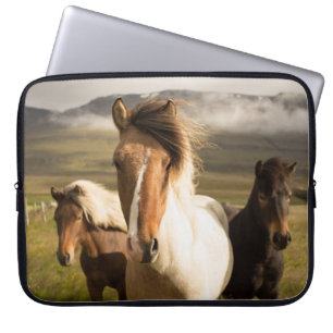 CAPA PARA NOTEBOOK TRÊS CAVALOS DE COR ASSORTADA A CORRER DE UM MO