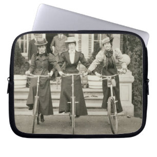 Capa Para Notebook Três mulheres em bicicletas, 1900s adiantados