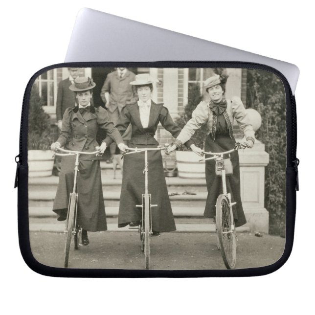 Capa Para Notebook Três mulheres em bicicletas, 1900s adiantados (Frente)