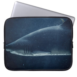 CAPA PARA NOTEBOOK TUBARÃO PRETO E BRANCO SUBÁGUA