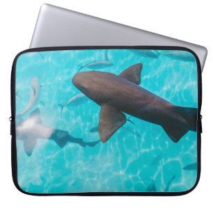 CAPA PARA NOTEBOOK TUBARÕES NO CORPO DE ÁGUA