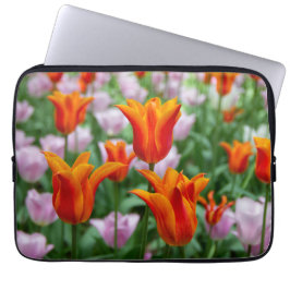 Capa Para Notebook Tulipas laranja brilhante no parque