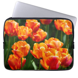 Capa Para Notebook Tulipas laranja-claras no parque