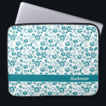 Capa Para Notebook Turquesa Flores Tropicais Teais Monograma<br><div class="desc">Bolsa de laptop Monograma das Flores Tropicais de Teal Turquesa. Fácil de personalizar com texto,  fontes e cores. Criado pelo designer Zazzle pro BK Thompson exclusivamente para Cedar e String; entre em contato conosco se precisar de assistência para o design.</div>