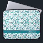 Capa Para Notebook Turquesa Flores Tropicais Teais Monograma<br><div class="desc">Bolsa de laptop Monograma das Flores Tropicais de Teal Turquesa. Fácil de personalizar com texto,  fontes e cores. Criado pelo designer Zazzle pro BK Thompson exclusivamente para Cedar e String; entre em contato conosco se precisar de assistência para o design.</div>