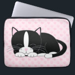 Capa Para Notebook Tuxedo Sonolento Cat {rosa}<br><div class="desc">Capa personalizada de computador com uma ilustração adorável de um gatinho fofo bicolor tirando uma soneca em um fundo de corações e estampas de pata.</div>