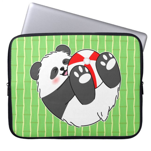 Capa Para Notebook Um Bebê Panda Fofo Brincando com uma Bola (Frente)