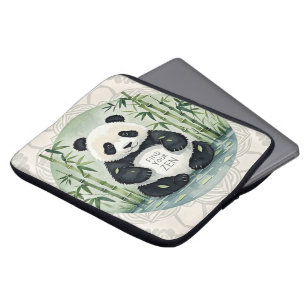 Capa Para Notebook Um belo e grande panda Chubby sentado num lótus