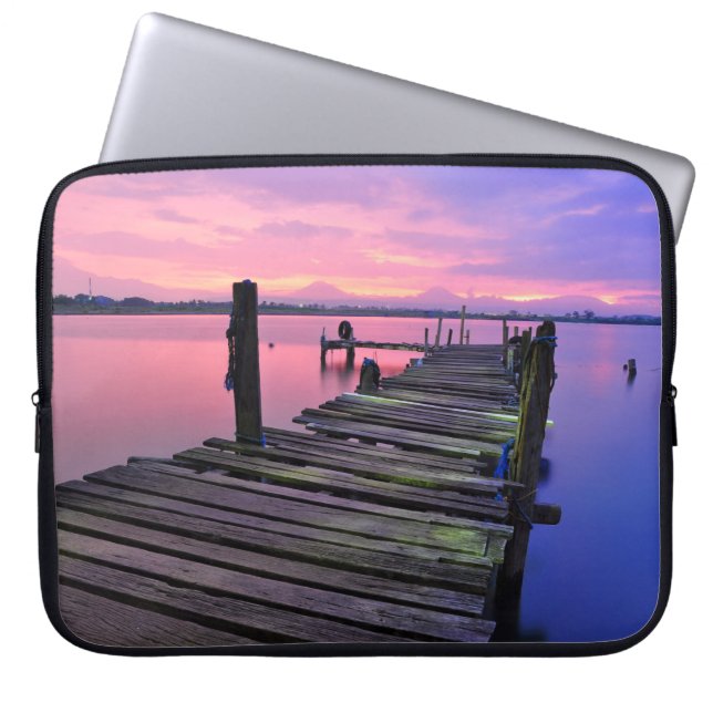 Capa Para Notebook Um cais de madeira (Frente)