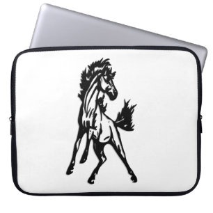 Capa Para Notebook Um cavalo saltitante alegre na natureza