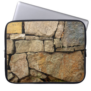 Capa Para Notebook Um muro de pedra feito de paralelepípedos textu de