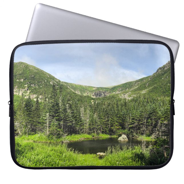 Capa Para Notebook Um pequeno lago no vale das montanhas (Frente)