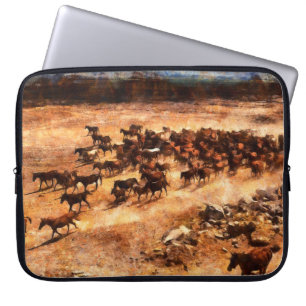 Capa Para Notebook Um rebanho de cavalos selvagens correndo. Trabalho