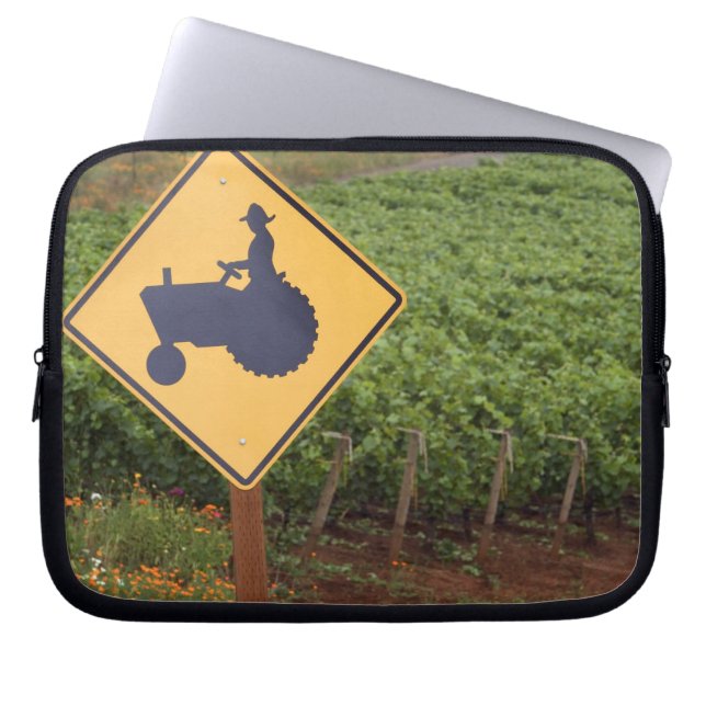 Capa Para Notebook Um sinal de cruzamento de trator amarelo na vinha (Frente)