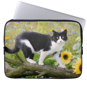 Capa Para Notebook Um tuxedo bonito em um galho de árvore com girassó