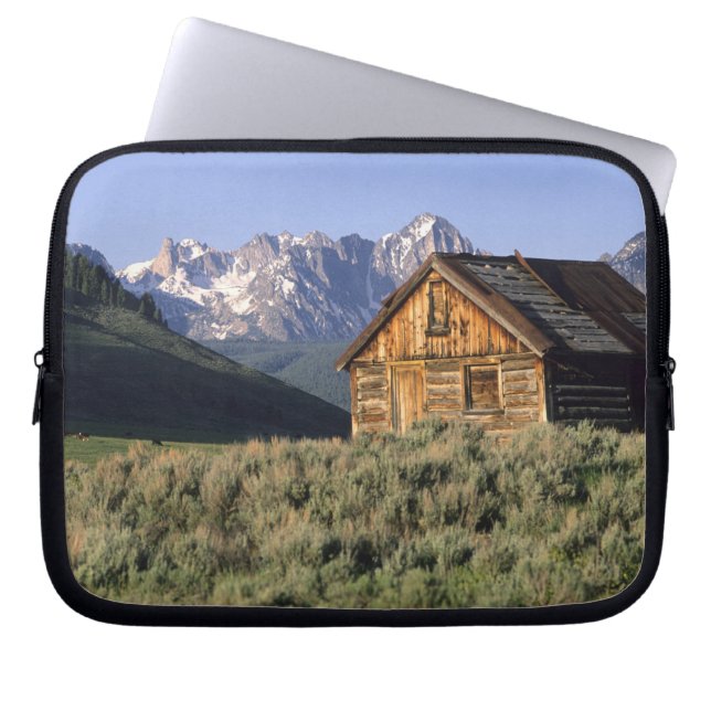Capa Para Notebook Uma cabana de madeira e as montanhas Sawtooth em (Frente)