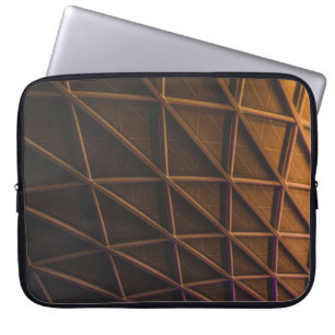 Capa Para Notebook Uma malha de vigas de aço em uma fachada iluminad