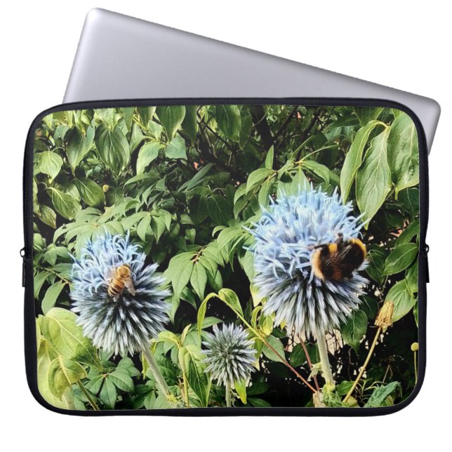 Capa Para Notebook Uma vespa e abelha, sobre flores azuis (Frente)