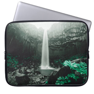 Capa Para Notebook Uma vista incrível da cachoeira de Svartifoss. Ima