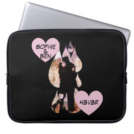 Capa Para Notebook Under Umbrella: Romantic Couple Kissing in Rain