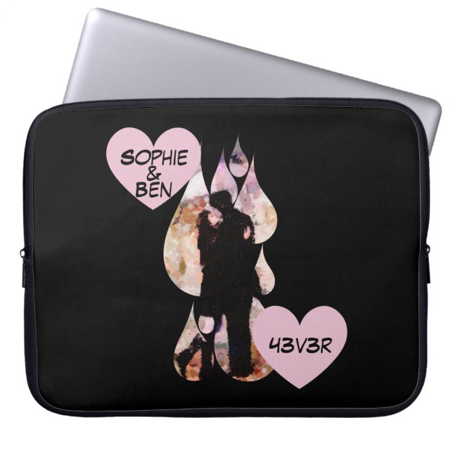 Capa Para Notebook Under Umbrella: Romantic Couple Kissing in Rain (Frente)