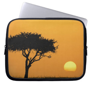 Capa Para Notebook Única árvore Acácia silhuetada ao nascer do sol, M