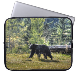 Capa Para Notebook Urso Negro Atravessando Uma Pastagem Ranhura