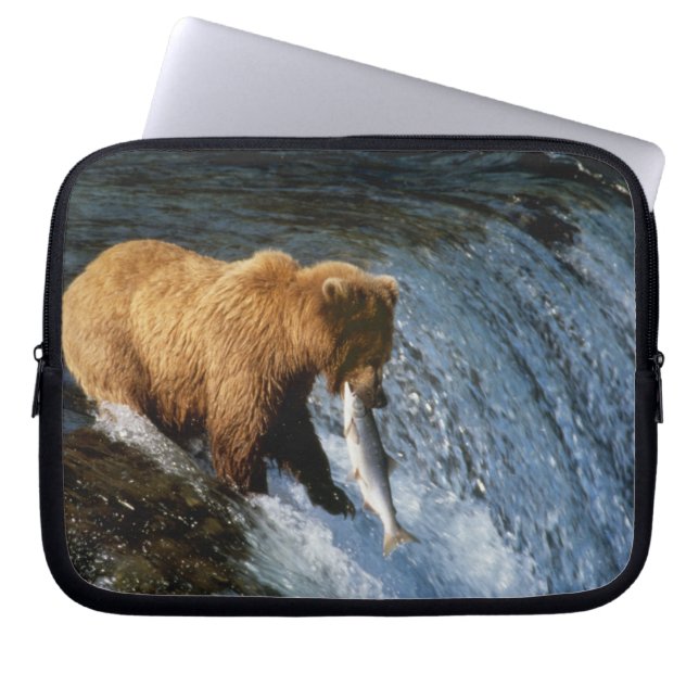 Capa Para Notebook Urso Pardo do Alasca Capturando Salmão em Brooks (Frente)