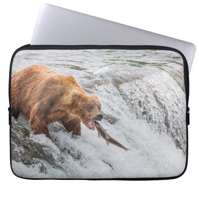 Capa Para Notebook Urso Pardo Pega Salmão Vermelho (Frente)