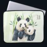 Capa Para Notebook Ursos de Panda Bonitos Aquecendo<br><div class="desc">Bolsa de laptop personalizada com uma ilustração de aquarela bonitinha com uma mãe branca e preta e um urso panda bebê amontoando juntos. A mamãe está segurando seu filhote entre alguns caules verdes de bambu.</div>