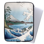 Capa Para Notebook Utagawa Hiroshige - Mar ao largo de Satta, Provínc<br><div class="desc">Mar ao largo de Satta, na província de Suruga - da série Trinta e seis Vistas do Monte Fuji - Utagawa Hiroshige, Woodblock color impressão, 1858. Ukiyo-e impressão mostra ondas que caem sobre rochas ao longo da costa em Satta, na província de Suruga, com vista ao Monte Fuji ao fundo....</div>