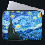 Capa Para Notebook Van Gogh Starry Night<br><div class="desc">Bolsa de laptop com a pintura a óleo de Vincent van Gogh na Noite Estrelada (1889). Inspirada pela sua estadia num asilo, a arte representa uma aldeia debaixo de um céu noturno de lua azul e amarela e estrelas. Um presente de excelente para fãs do Poste-impressionismo e da arte holandesa....</div>