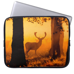 Capa Para Notebook Veado em uma floresta dinamarquesa, outono, bonito