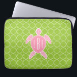 Capa Para Notebook Verde cor-de-rosa Monogrammed Quatrefoil da<br><div class="desc">Um presente que caracteriza uma ilustração de uma tartaruga de mar cor-de-rosa.  Personalize com seu monograma no escudo da tartaruga.  O fundo é teste padrão do quatrefoil do verde limão.</div>