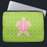 Capa Para Notebook Verde cor-de-rosa Monogrammed Quatrefoil da<br><div class="desc">Um presente que caracteriza uma ilustração de uma tartaruga de mar cor-de-rosa.  Personalize com seu monograma no escudo da tartaruga.  O fundo é teste padrão do quatrefoil do verde limão.</div>