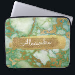 Capa Para Notebook Verde e mármore com folha de ouro e brilho<br><div class="desc">Verde e mármore com folha dourada e o nome do monograma elegante brilhante. Este caso pode ser personalizado para incluir seu primeiro nome.</div>