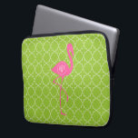 Capa Para Notebook Verde limão cor-de-rosa Quatrefoil do flamingo do<br><div class="desc">Um presente que caracteriza uma ilustração de uma silhueta cor-de-rosa do flamingo sobre um fundo do quatrefoil do verde limão.  Personalize com seu nome dentro do círculo no corpo do flamingo.</div>