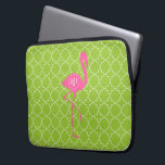 Capa Para Notebook Verde limão cor-de-rosa Quatrefoil do flamingo do<br><div class="desc">Um presente que caracteriza uma ilustração de uma silhueta cor-de-rosa do flamingo sobre um fundo do quatrefoil do verde limão.  Personalize com seu nome dentro do círculo no corpo do flamingo.</div>