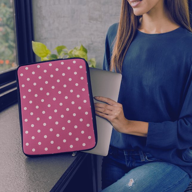 Capa Para Notebook Vermelho Dotty Delight (A woman tries to put her rap note into a laptop in a Dotty Delight Red Laptop Sleeve.)