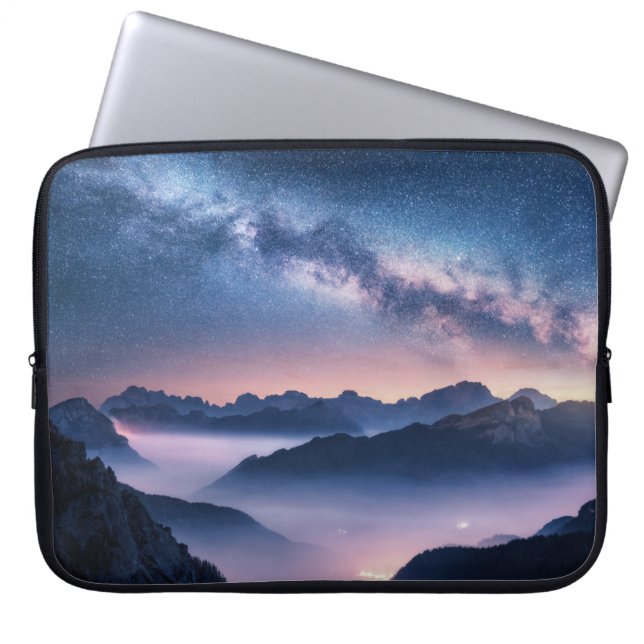 Capa Para Notebook Via Látea sobre montanhas de nevoeiro à noite no v (Frente)